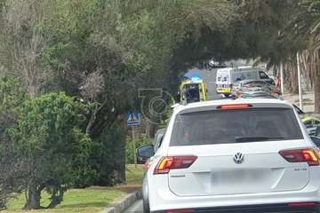 Aparatosa caída de un ciclista en Melenara (Telde)/TA.
